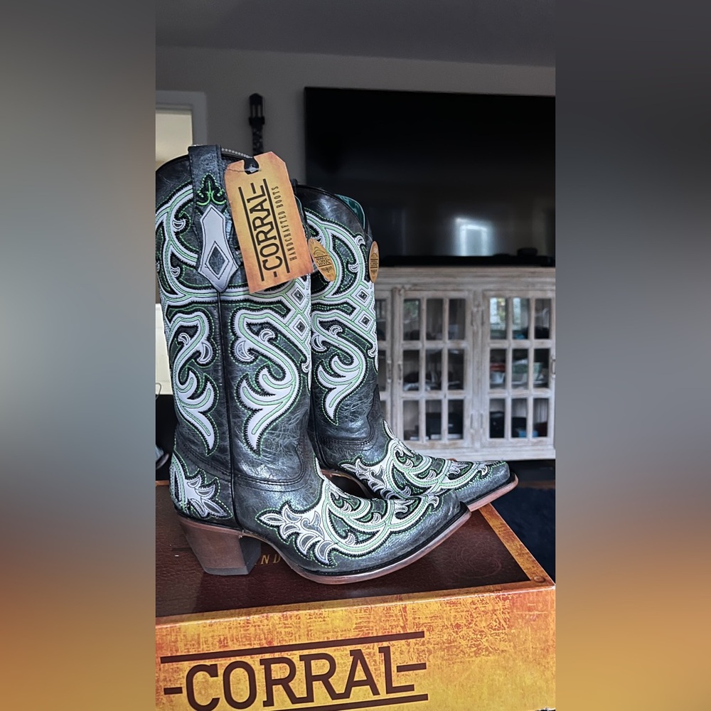 Corral Embroidered Neon Blacklight Snip Toe Western Boot - Picture 3 of 8